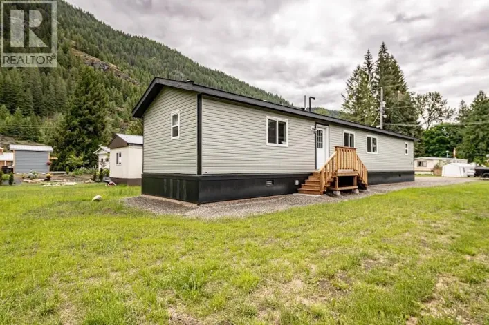 916 Airport Road Unit# 7, Salmo