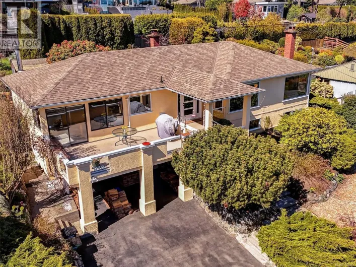 916 Claremont Ave, Saanich