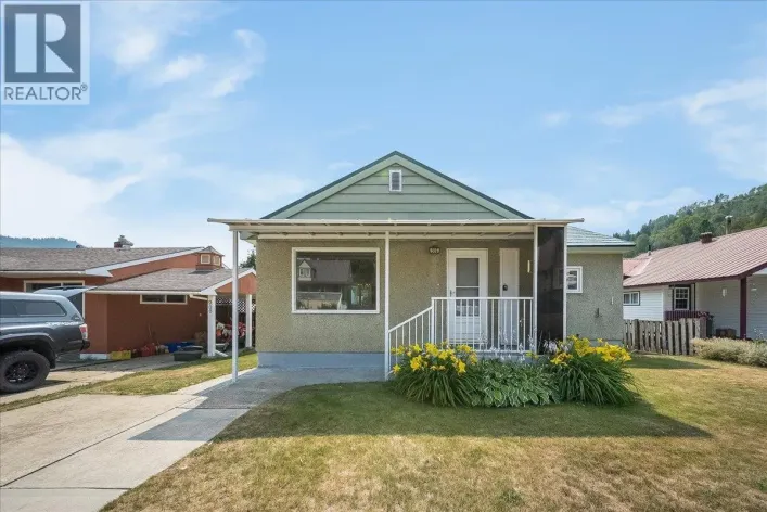 916 Thackeray Street, Warfield