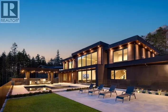 9228 WEDGEMOUNT PLATEAU DRIVE, Whistler