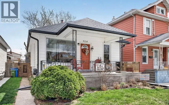 924 MARENTETTE AVENUE, Windsor