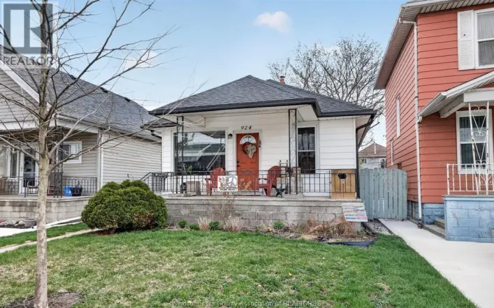 924 MARENTETTE AVENUE, Windsor