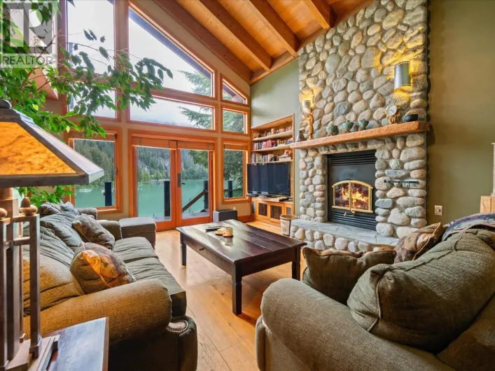 House for sale: 9297 LAKESHORE DRIVE, Whistler