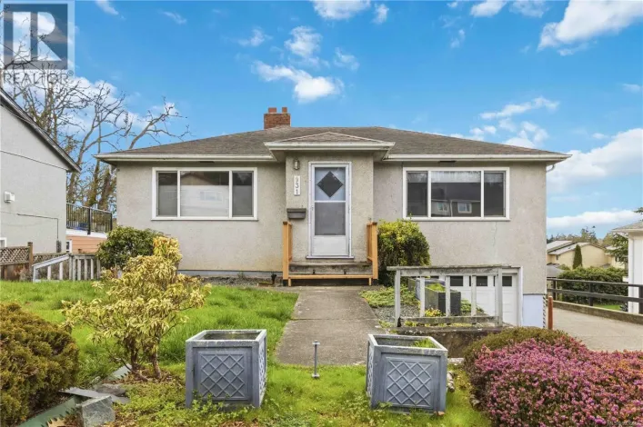 931 McKenzie Ave, Saanich