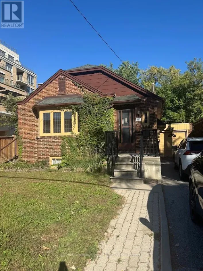 931 ROYAL YORK ROAD, Toronto