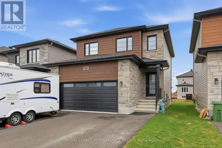 934 CHABLIS CRESCENT, Russell