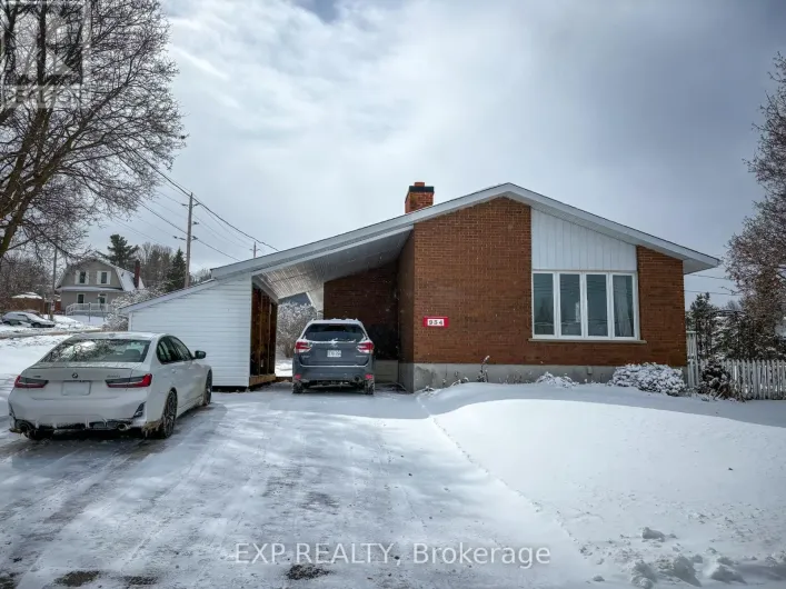 934 RAGLAN STREET S, Renfrew