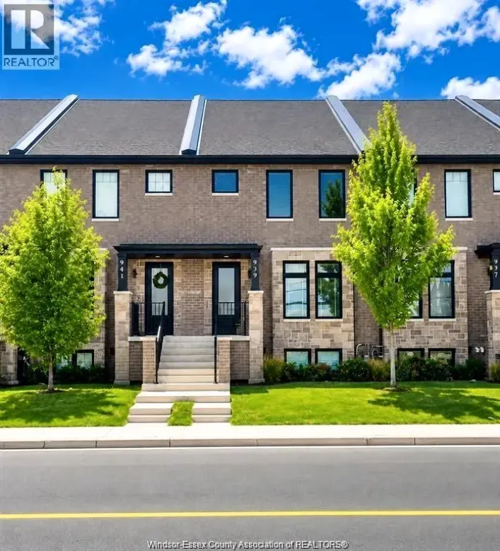 937 WALKER, Windsor
