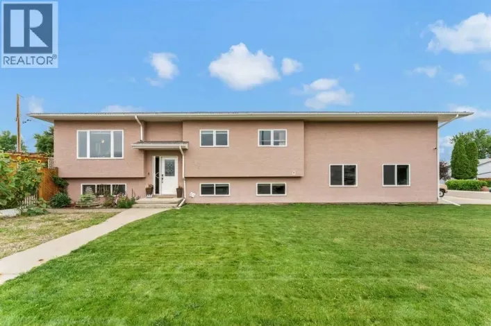 938 6 Street SE, Redcliff