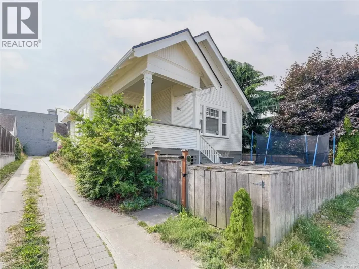 951 Caledonia Ave, Victoria