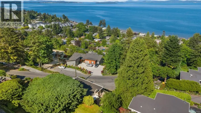 951 Claremont Ave, Saanich
