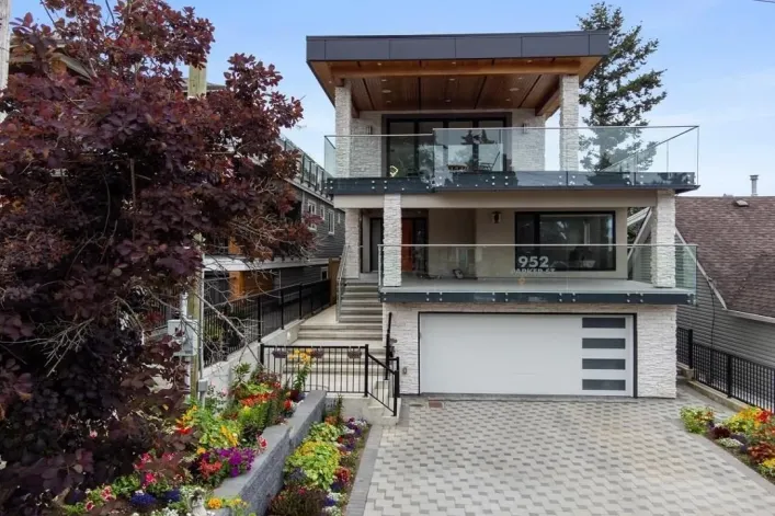 952 PARKER STREET, White Rock