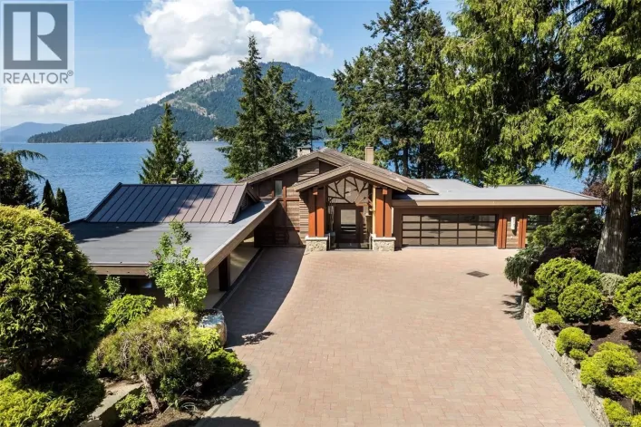 960 Lands End End, North Saanich