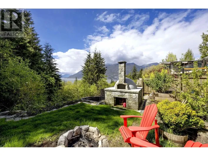 966 COPPER DRIVE, Britannia Beach