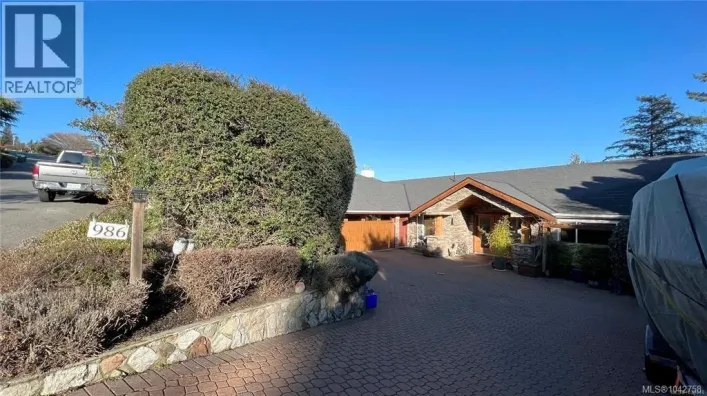 986 Seapearl Pl, Saanich