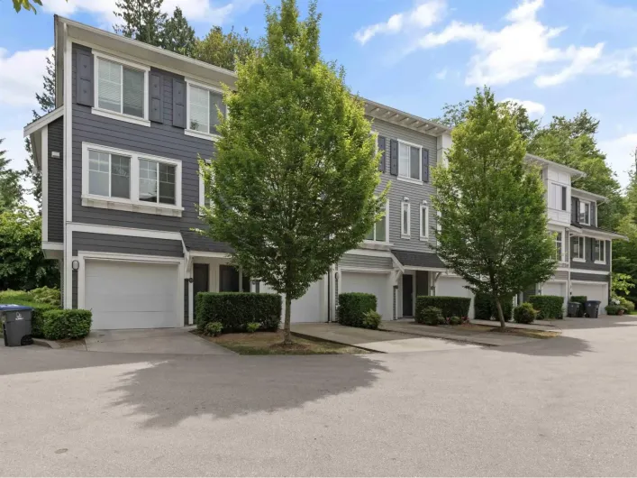 99 15340 GUILDFORD DRIVE, Surrey