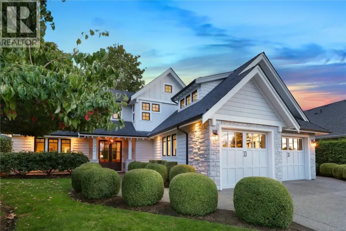 992 Bluffs Dr, Qualicum Beach