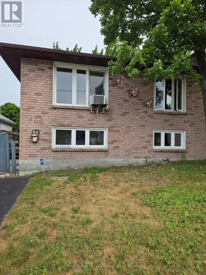 996 METCALFE STREET, North Bay