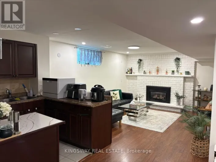 A-LOWER UNIT - 31 OXFORD STREET, Richmond Hill