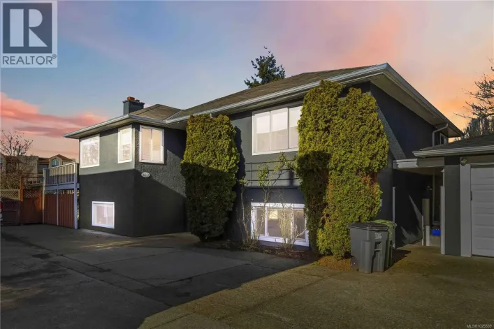 B 3002 Cedar Hill Rd, Victoria