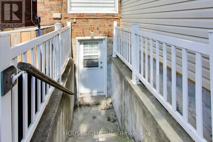 LOWER - 152 LINSMORE CRESCENT, Toronto