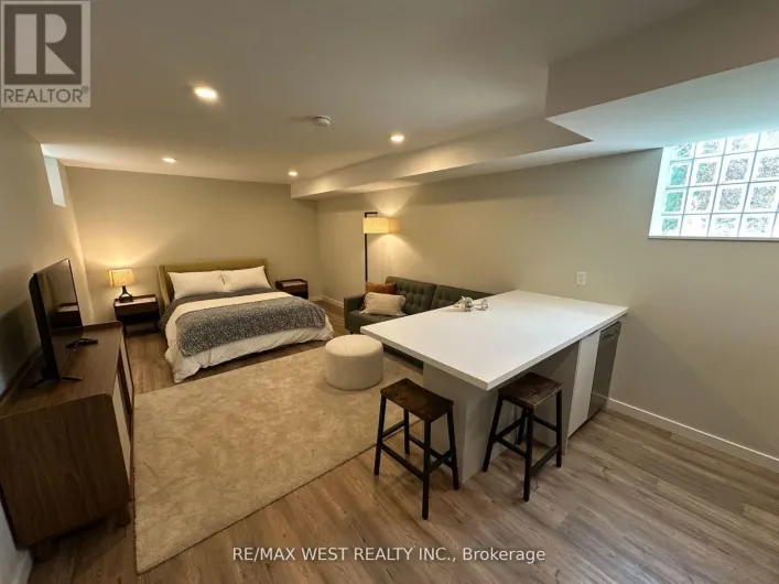 LOWER - 176 SAMMON AVENUE, Toronto