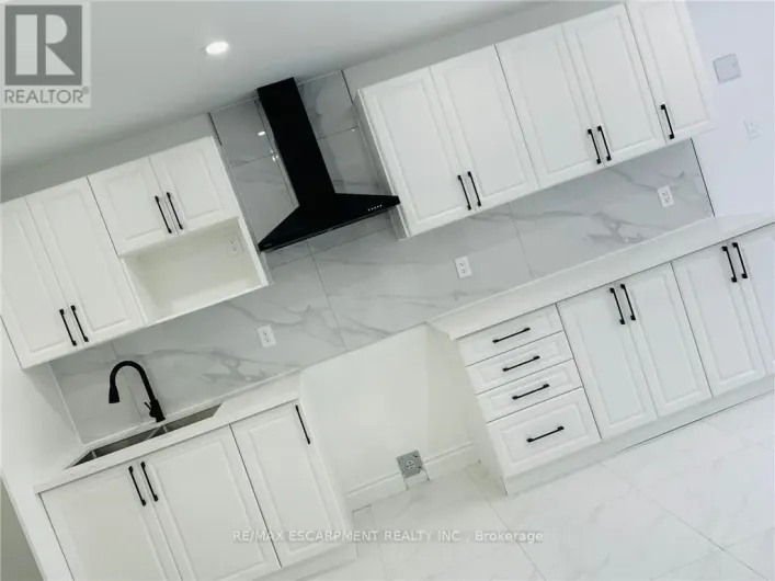 LOWER - 26 SCARLETWOOD STREET, Hamilton