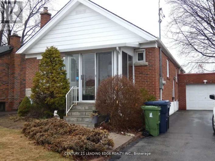 LOWER - 26 SCOTSWOOD ROAD, Toronto