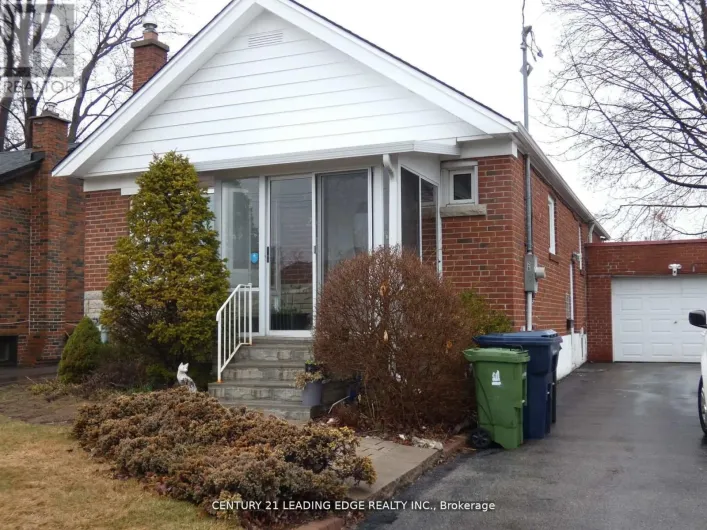 LOWER - 26 SCOTSWOOD ROAD, Toronto