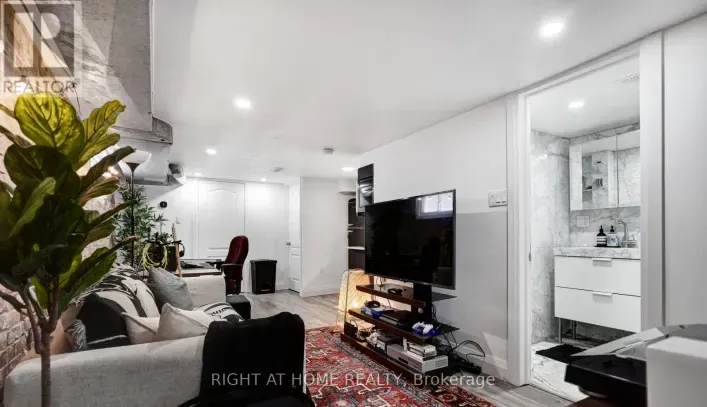 LOWER - 35 CHRYESSA AVENUE, Toronto