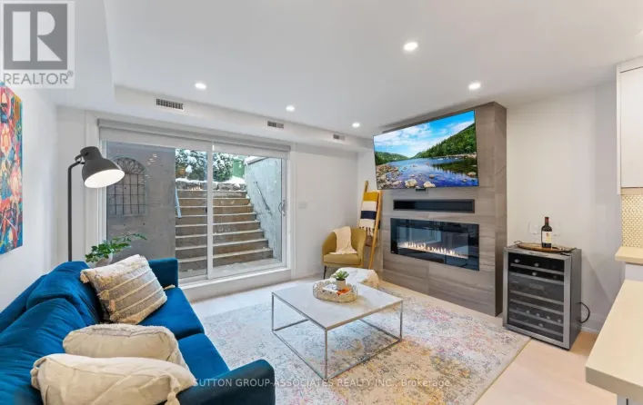 LOWER - 689 MANNING AVENUE, Toronto