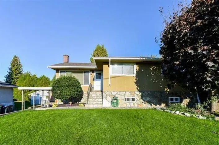 House for rent: Lower 9686 PRINCESS DRIVE, Surrey