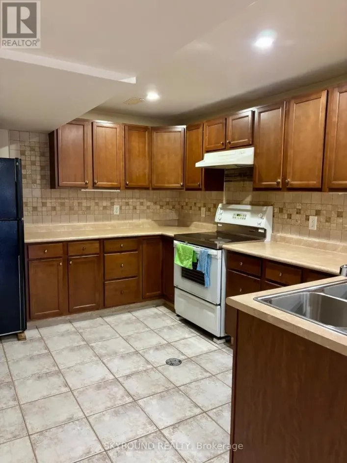 House for rent: LOWER UNIT - 107 WHITCHURCH MEWS, Mississauga
