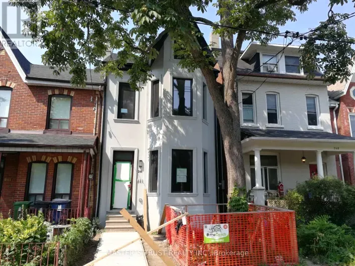 LOWUNIT - 246 LIPPINCOTT STREET, Toronto