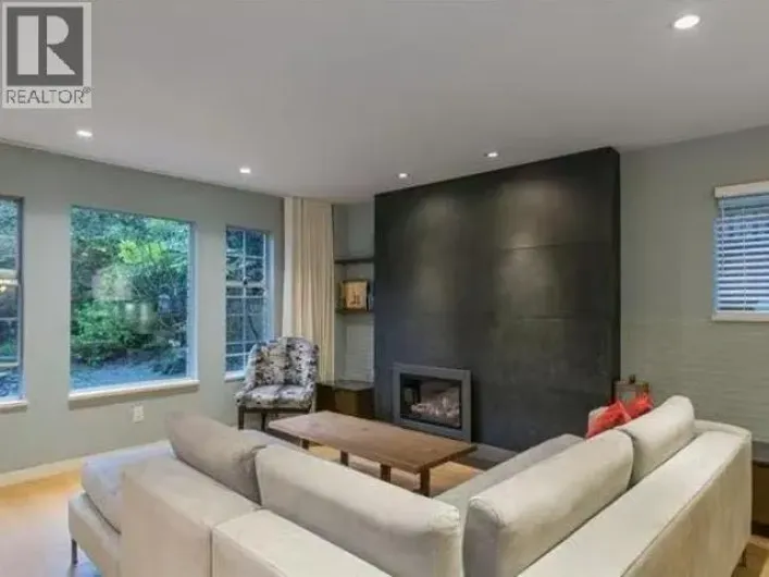 Main 4533 W 16TH AVE, Vancouver
