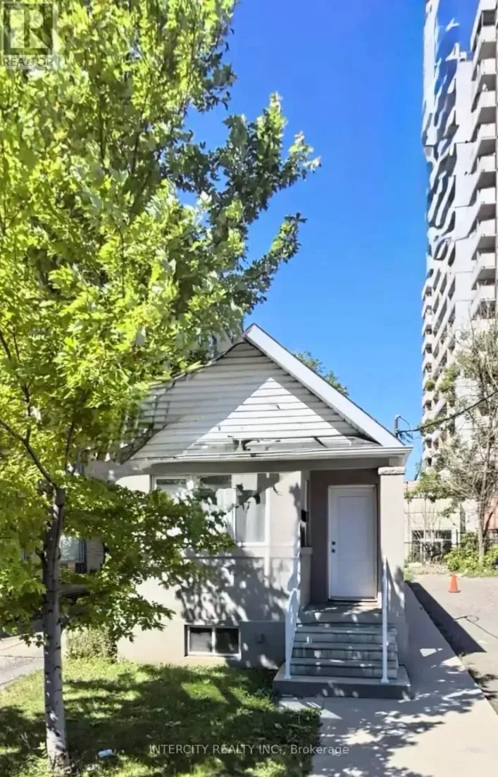 MAIN - 692 NORTHCLIFFE BOULEVARD, Toronto