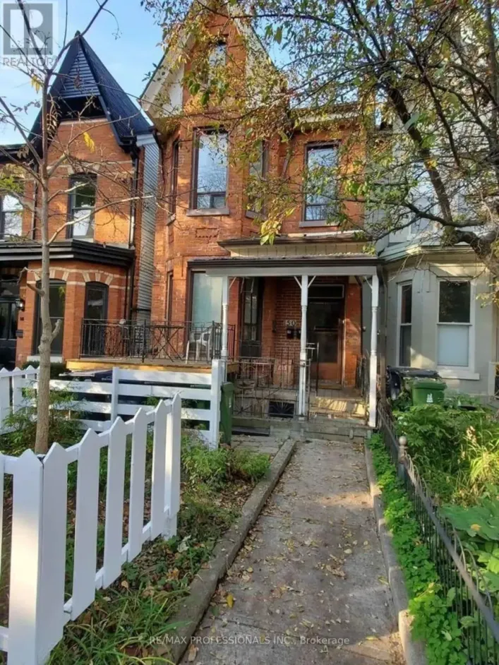 Triplex for rent: MAIN LEVEL - 150 ROBERT STREET, Toronto