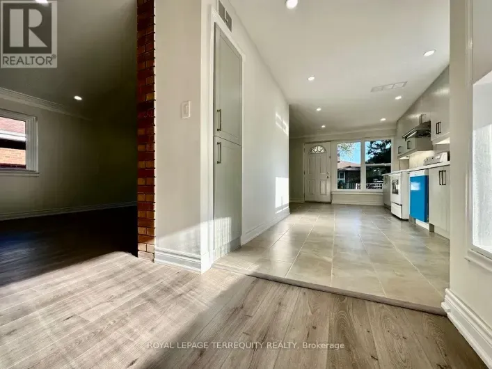 House for rent: MAIN LEVEL - 21 JANET BOULEVARD, Toronto