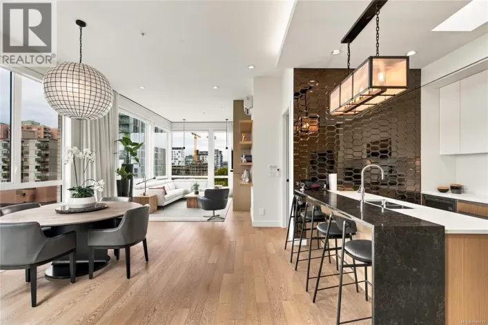 PH3 1033 Cook St, Victoria