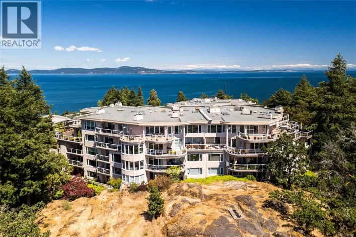 PH52 2829 Arbutus Rd, Saanich