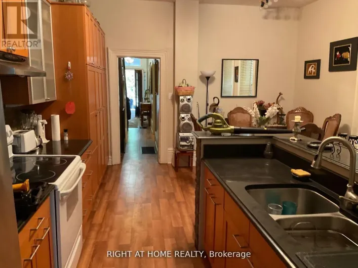 ROOM D - 223 BEVERLEY STREET, Toronto