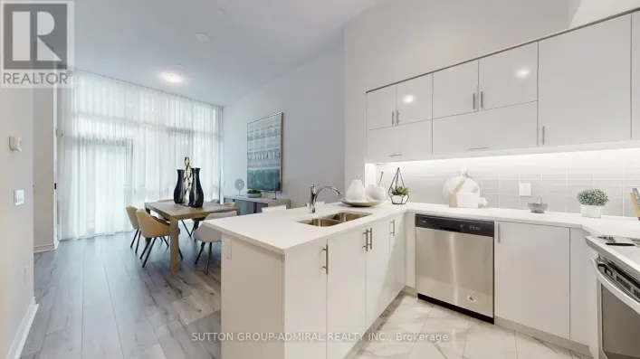 TH 101 - 39 ANNIE CRAIG DRIVE, Toronto