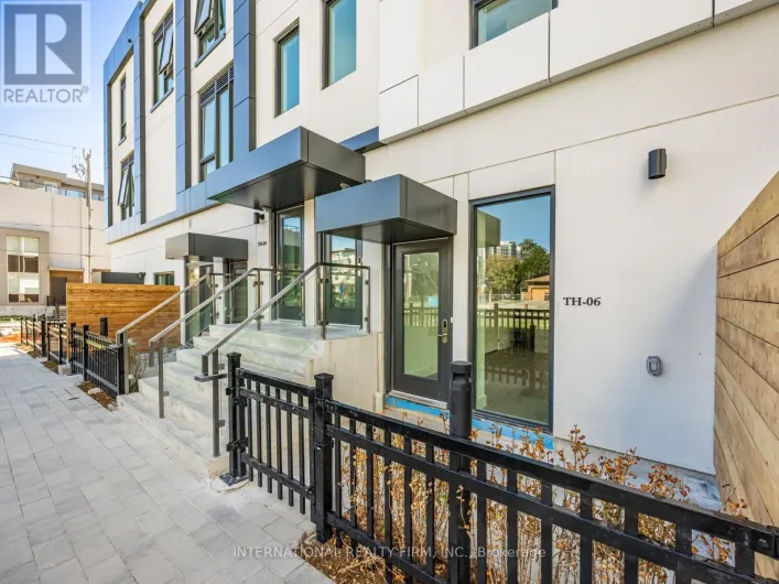 TH-06 - 20 DERVOCK CRESCENT NW, Toronto