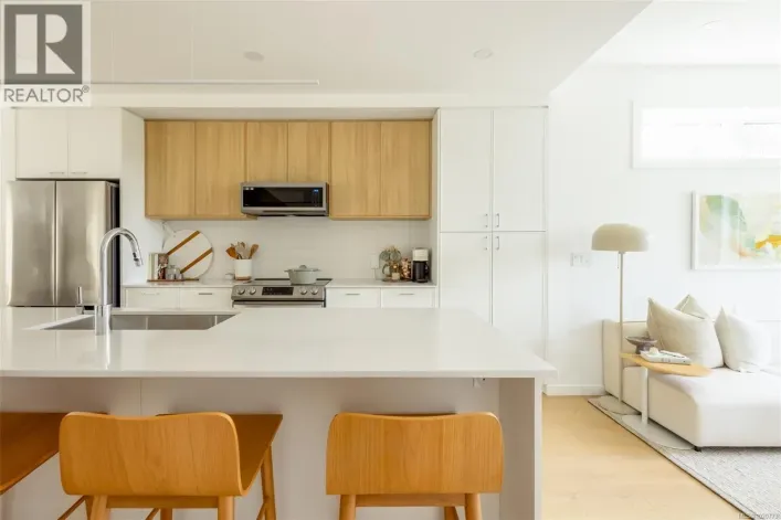 TH10 3450 Whittier Ave, Saanich