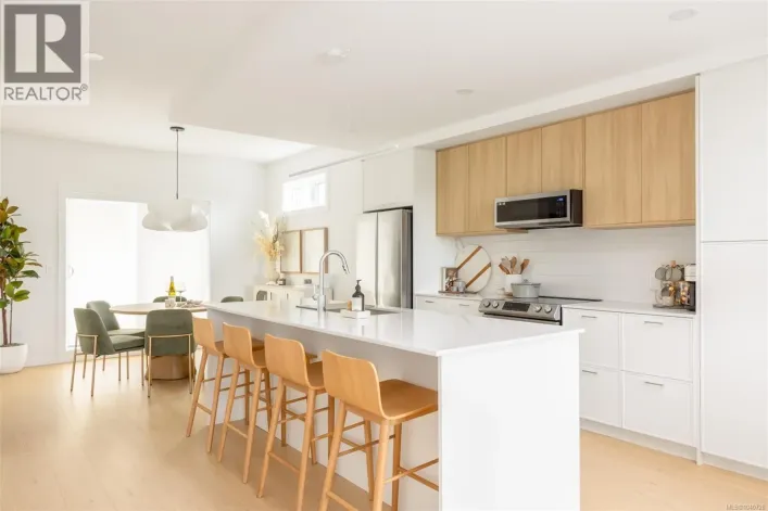 TH10 3450 Whittier Ave, Saanich