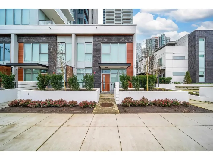 TH17 13428 105 AVE, Surrey