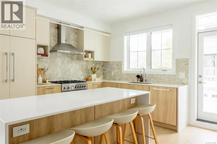 TH18 630 Gorge Rd W, Saanich