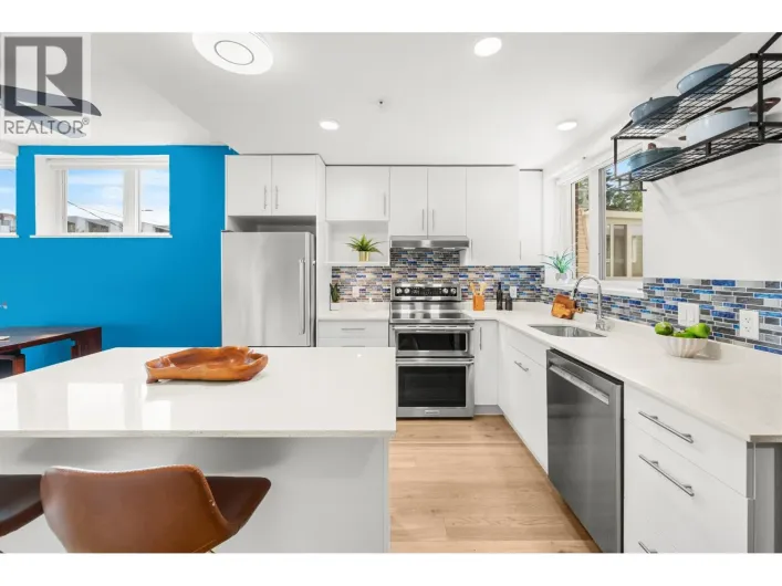 TH5 2137 CHESTERFIELD AVENUE, North Vancouver