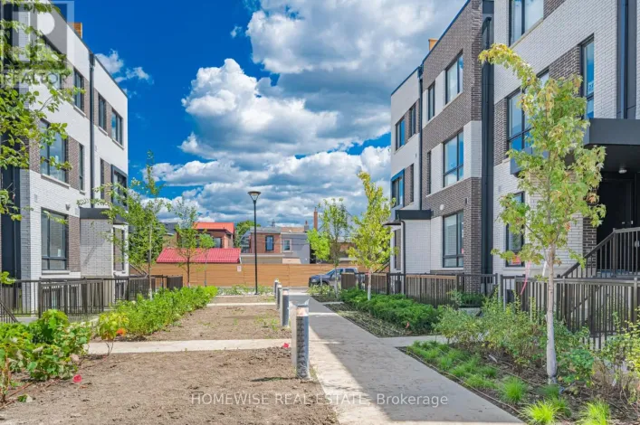 TH8 - 20 ED CLARK GARDENS, Toronto