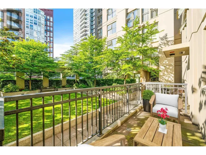 TH8 989 RICHARDS STREET, Vancouver